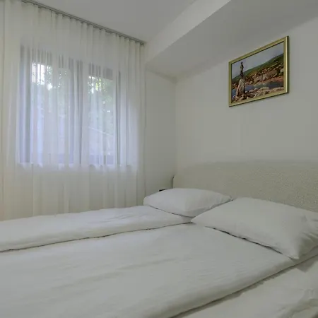 Villa Isabel - Luxury Apartments With Heated Pool & Sea View