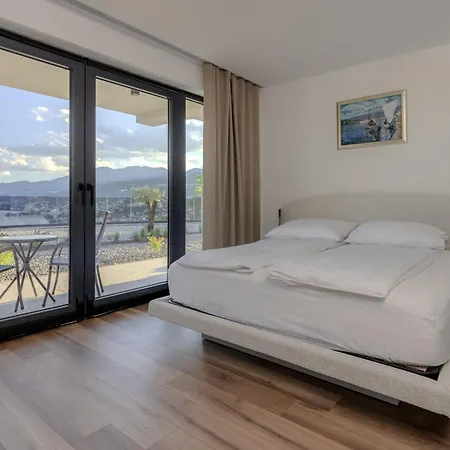 Apartment Villa Isabel - Luxury Apartments With Heated Pool & Sea View