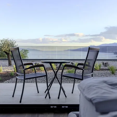 Villa Isabel - Luxury Apartments With Heated Pool & Sea View *