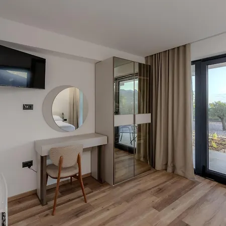 Apartment Villa Isabel - Luxury Apartments With Heated Pool & Sea View