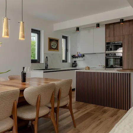 Villa Isabel - Luxury Apartments With Heated Pool & Sea View