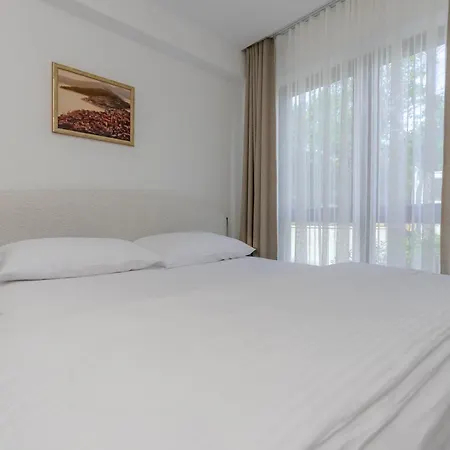 Apartment Villa Isabel - Luxury Apartments With Heated Pool & Sea View