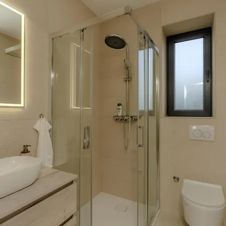 Apartment Villa Isabel - Luxury Apartments With Heated Pool & Sea View *