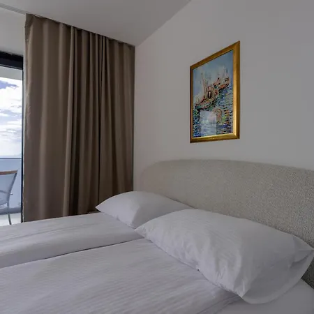 Villa Isabel - Luxury Apartments With Heated Pool & Sea View Opatija