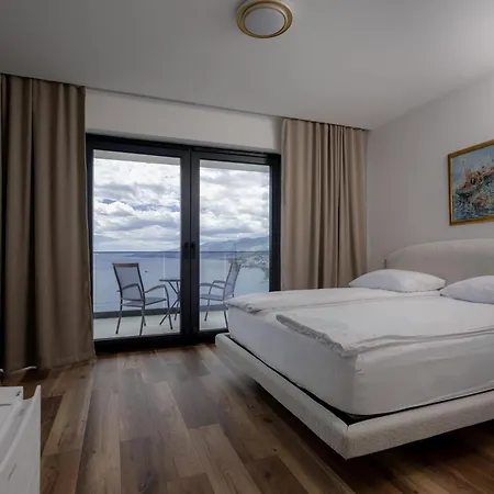 Apartment Villa Isabel - Luxury Apartments With Heated Pool & Sea View *