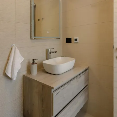 Villa Isabel - Luxury Apartments With Heated Pool & Sea View