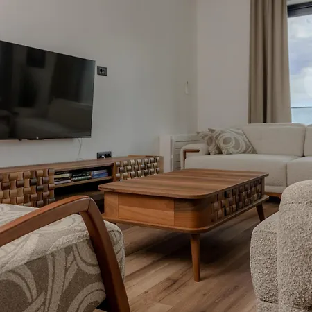 Villa Isabel - Luxury Apartments With Heated Pool & Sea View *