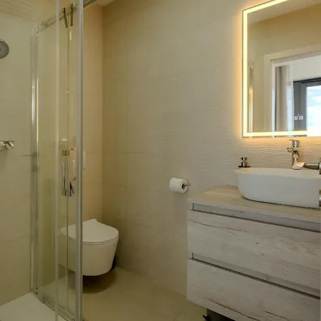 Villa Isabel - Luxury Apartments With Heated Pool & Sea View