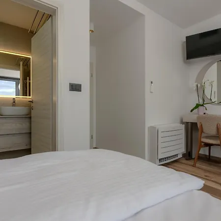 Apartment Villa Isabel - Luxury Apartments With Heated Pool & Sea View