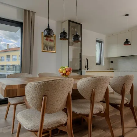 Villa Isabel - Luxury Apartments With Heated Pool & Sea View