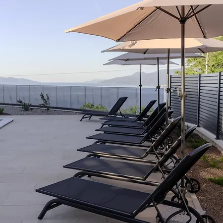 Villa Isabel - Luxury Apartments With Heated Pool & Sea View
