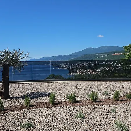 Villa Isabel - Luxury Apartments With Heated Pool & Sea View