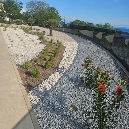 Villa Isabel - Luxury Apartments With Heated Pool & Sea View